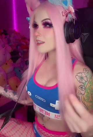 Sexy Holofox Shows Cleavage in Sport Bra