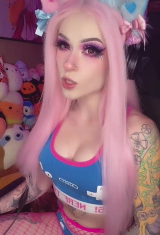 1. Holofox Demonstrates Amazing Cleavage