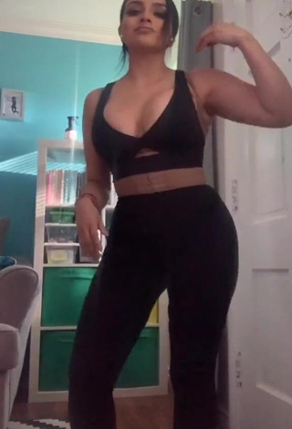 3. Hot Alma Ramirez Shows Cleavage in Black Crop Top and Bouncing Tits