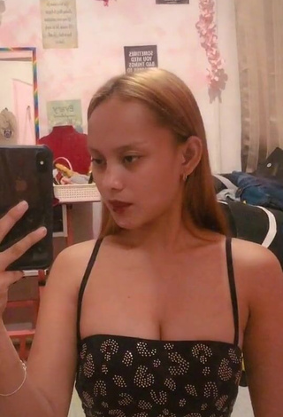 1. Cute Rita Gaviola Shows Cleavage in Crop Top