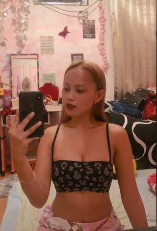 3. Cute Rita Gaviola Shows Cleavage in Crop Top