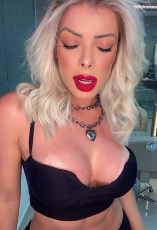 Amazing Jaquelline Shows Cleavage in Hot Black Crop Top