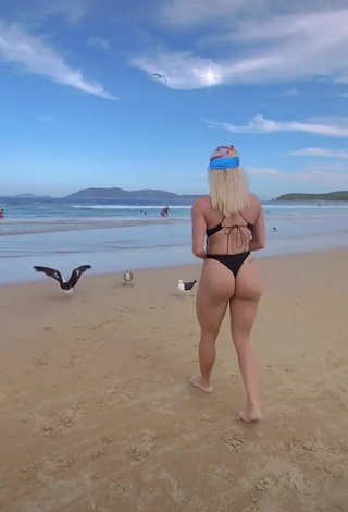 1. Magnetic Jaquelline Shows Butt at the Beach