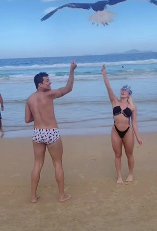 3. Magnetic Jaquelline Shows Butt at the Beach