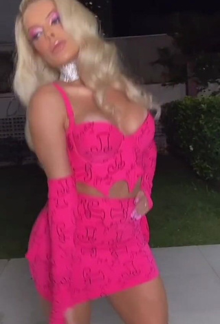 3. Sexy Jaquelline Shows Cleavage in Pink Crop Top