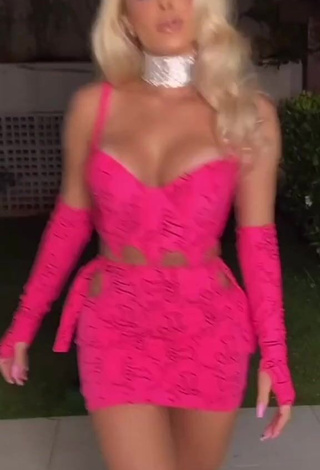 4. Sexy Jaquelline Shows Cleavage in Pink Crop Top