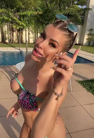 1. Attractive Jaquelline Shows Butt and Bouncing Tits (Side Boob)