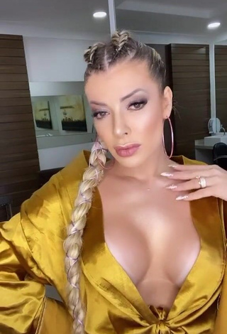 Fine Jaquelline Shows Cleavage