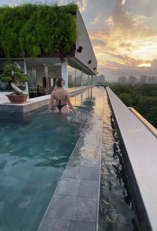 3. Breathtaking Jaquelline Shows Butt at the Pool