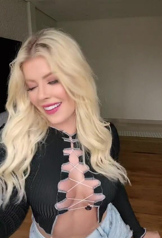 Breathtaking Jaquelline Shows Cleavage in Black Crop Top and Bouncing Tits