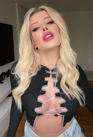 4. Breathtaking Jaquelline Shows Cleavage in Black Crop Top and Bouncing Tits