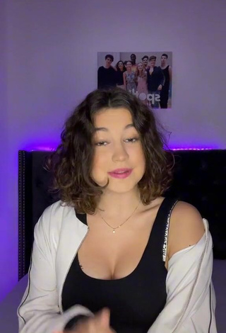 3. Sweetie Jesina Shows Cleavage in Black Crop Top and Bouncing Boobs