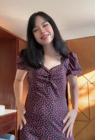 1. Hot Jkaajiang Shows Cleavage in Dress