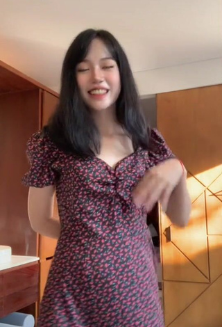 3. Hot Jkaajiang Shows Cleavage in Dress