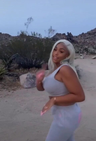 4. Sexy Jordyn Woods Shows Cleavage in Grey Crop Top and Bouncing Big Tits