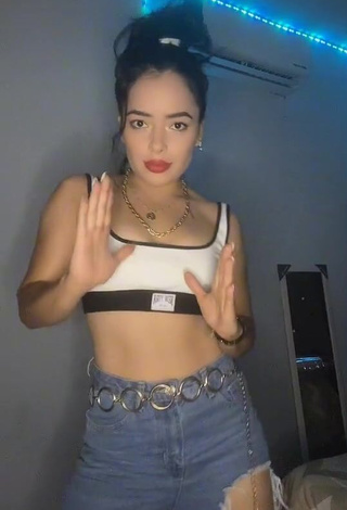 4. Sexy Karen Valenzuela Shows Cleavage in Crop Top and Bouncing Boobs