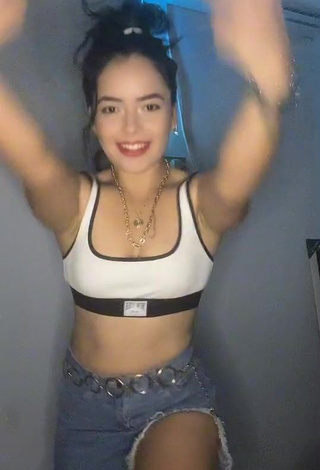 Desirable Karen Valenzuela Shows Cleavage in Crop Top and Bouncing Tits