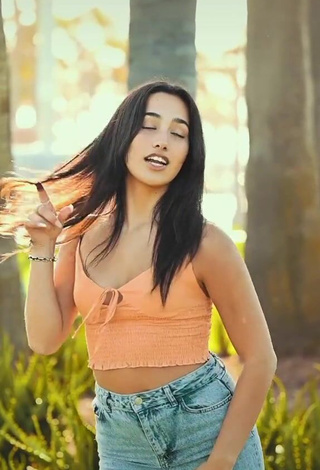 Gorgeous Karina Prieto Shows Cleavage in Alluring Peach Crop Top