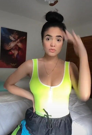 4. Amazing KeyZaraOfficial Shows Cleavage and Bouncing Tits