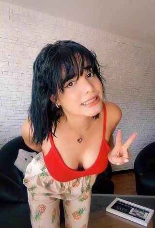 1. Hottest KeyZaraOfficial Shows Cleavage in Red Crop Top and Bouncing Boobs