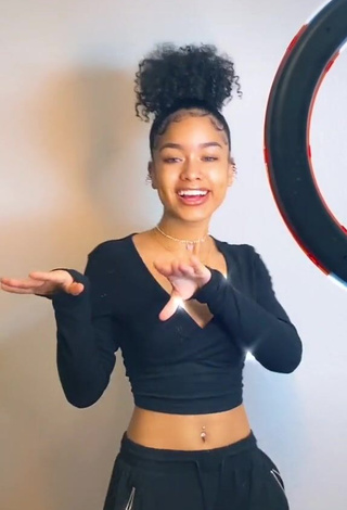 3. Lanii Kay Looks Really Cute in Black Crop Top