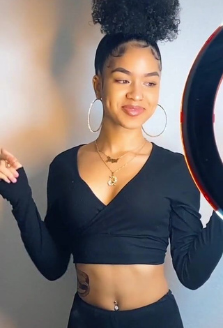 3. Lanii Kay Shows Cleavage in Alluring Black Crop Top