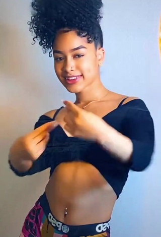 Lanii Kay Looks Erotic in Black Crop Top while doing Belly Dance