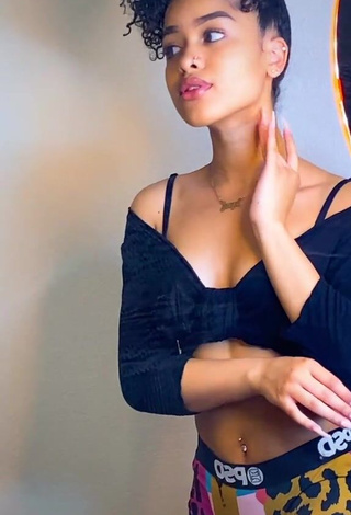 Lanii Kay Looks Alluring in Black Crop Top