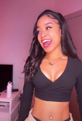 4. Breathtaking Lanii Kay Shows Cleavage in Black Crop Top and Bouncing Boobs