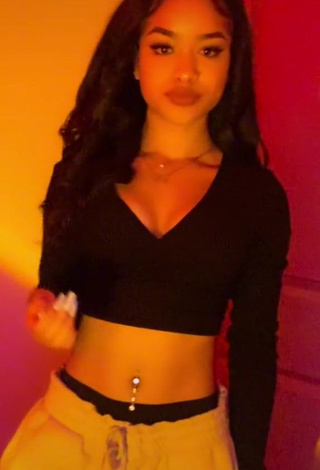 3. Lanii Kay Shows Sexy Black Crop Top and Cleavage