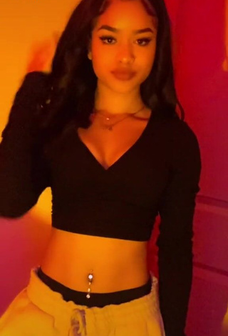 4. Lanii Kay Shows Sexy Black Crop Top and Cleavage