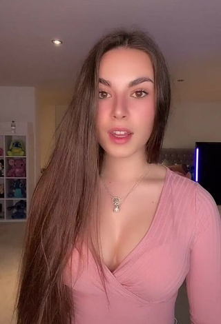 1. Seductive Lauren Alexis Shows Cleavage in Pink Crop Top and Bouncing Boobs