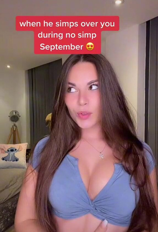 3. Beautiful Lauren Alexis Shows Cleavage in Sexy Blue Crop Top