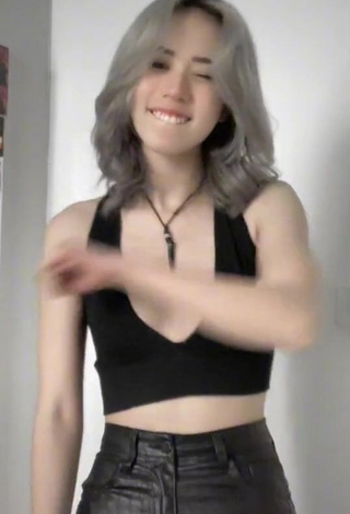 1. Hot Lee Loo Shows Cleavage in Black Crop Top and Bouncing Tits