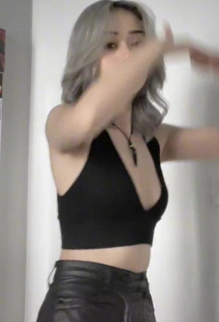 Hot Lee Loo Shows Cleavage in Black Crop Top and Bouncing Tits