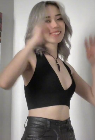 3. Hot Lee Loo Shows Cleavage in Black Crop Top and Bouncing Tits