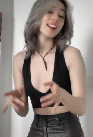 4. Hot Lee Loo Shows Cleavage in Black Crop Top and Bouncing Tits