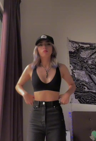 1. Cute Lee Loo Shows Cleavage in Black Crop Top