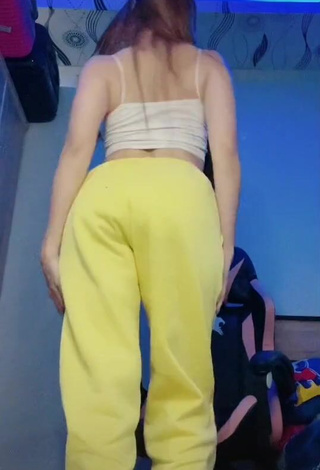 1. Hot Lea Jane in Yellow Pants while Twerking