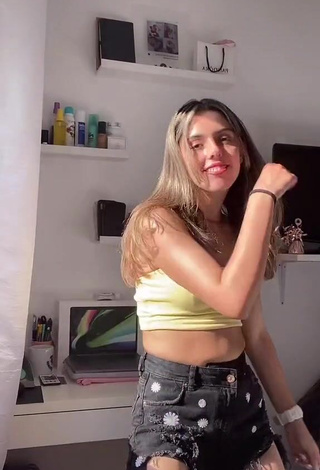 Sexy Leonor Filipa Shows Cleavage in Crop Top