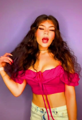 1. Beautiful Linda Horna Shows Cleavage in Sexy Pink Crop Top