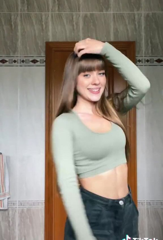 4. Hot Lucía Ballesteros Shows Cleavage in Green Crop Top