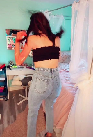 Hot Natalie Shows Butt