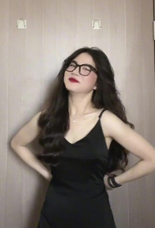 Hot Vân Chòe Shows Cleavage in Black Dress