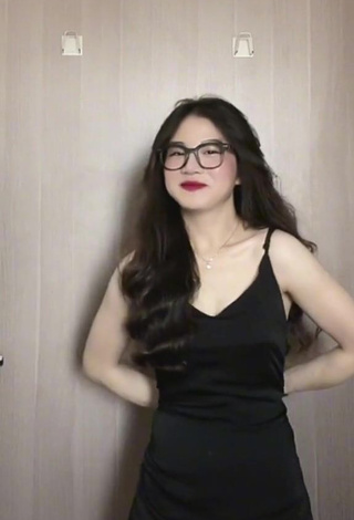 3. Hot Vân Chòe Shows Cleavage in Black Dress