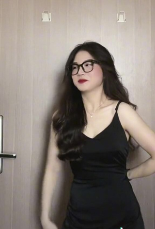 4. Hot Vân Chòe Shows Cleavage in Black Dress