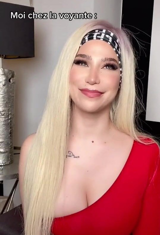 Fine Océane Shows Cleavage