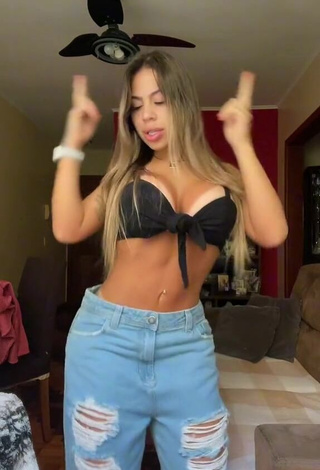 1. Erotic Camila Xavier Shows Cleavage in Black Crop Top