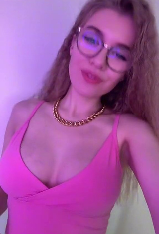 4. Sexy Oidarrio Shows Cleavage in Pink Crop Top