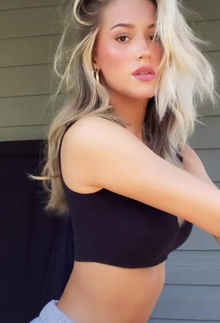 1. Sexy Olivia Massucci Shows Cleavage in Black Crop Top